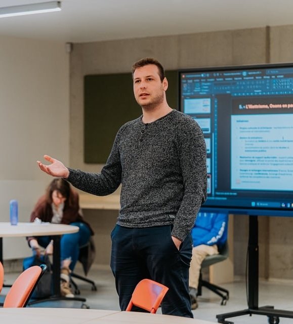 Jonathan Noël en train de donner un cours